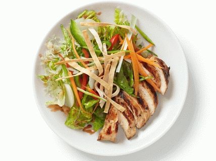 Foto insalata di pollo in stile asiatico con salsa di ciliegie