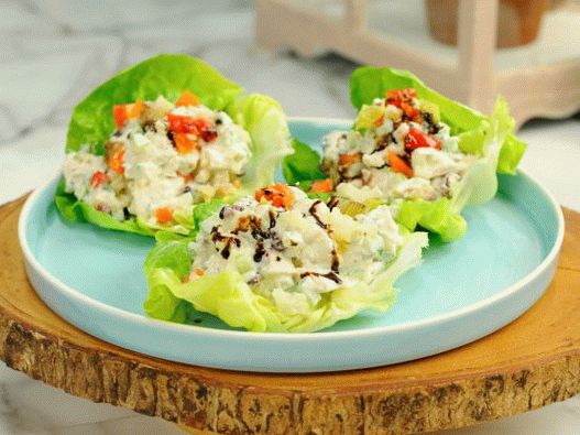 Foto Insalata di pollo con mirtilli rossi e noci su foglie di lattuga