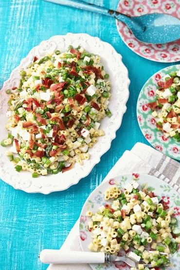 Foto Insalata di pollo con pasta e formaggio feta