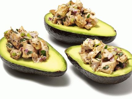 Foto insalata di pollo a metà di avocado