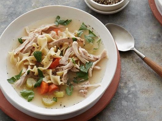 Foto Zuppa di noodle di pollo in una pentola a cottura lenta