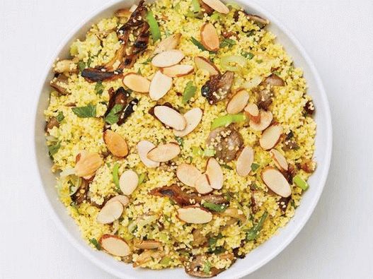 Foto di cous cous alla griglia con funghi e porri