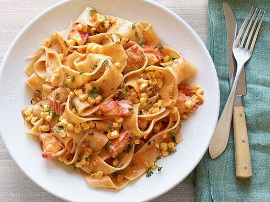 Foto di noodles di papardelle con aragoste e mais