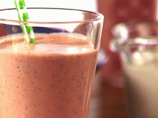 Foto Lassi - bibita allo yogurt con fragole e basilico