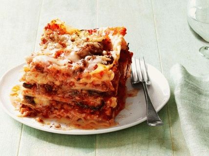 Foto di lasagne con salsicce italiane