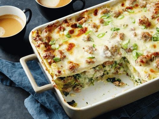 Foto di lasagne ripiene di salsicce di maiale per colazione