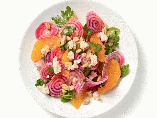 Foto Insalata leggera di barbabietole fresche e arancia con formaggio Foto Insalata leggera di barbabietole fresche e arancia con formaggio