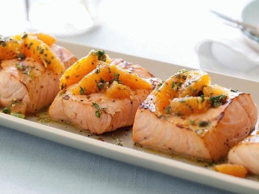 Salmone con salsa agli agrumi e salsa verde