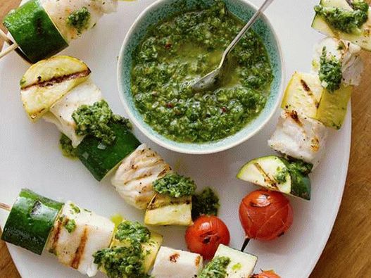Spiedini di pesce con salsa chimichurri al basilico