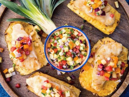 Pesce grigliato all'ananas con salsa piccante