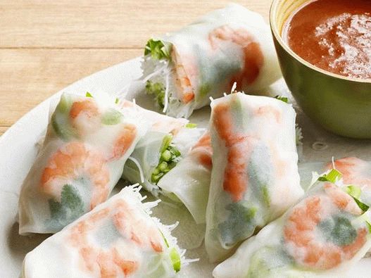 Involtini estivi fotografici con salsa di arachidi e gamberi