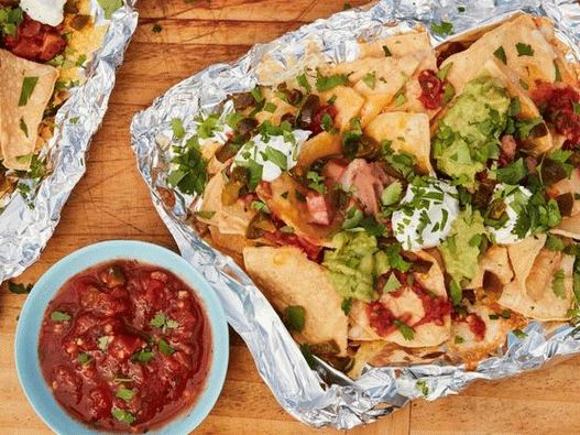 Foto del piatto - Nachos con formaggio, fagioli e salsiccia chorizo   alla griglia