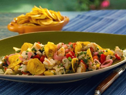 Foto di un piatto - Ceviche di branzino e gamberi con pepe serrano, mango, pomodori affumicati e patatine croccanti alla banana