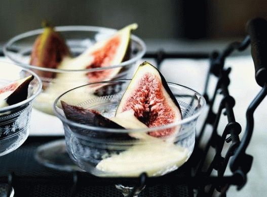 Foto dessert estivo con frutta e crema di sabayon sul vino di ghiaccio