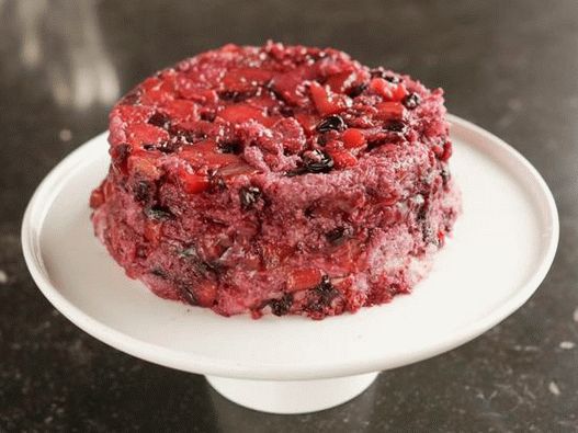 Foto budino di pane estivo con pesche e frutti di bosco