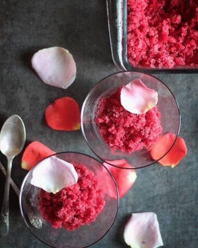Foto Sorbetto al limone con petali di rose e champagne