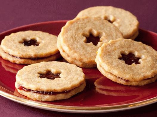 Foto di biscotti Linz con pasta di cioccolato e nocciole