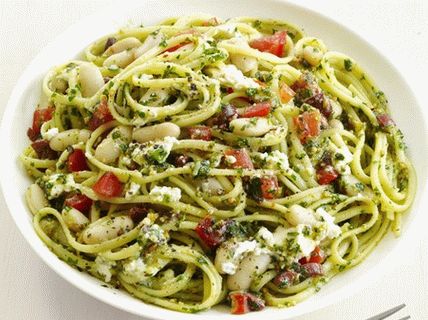 Foto di linguine al pesto di mandorle e fagioli