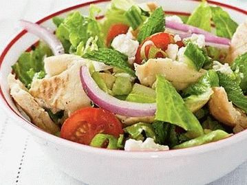 Insalata di foto con cetrioli, pomodori e patatine