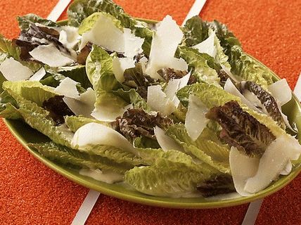 Foto Foglie di lattuga romana con salsa Caesar