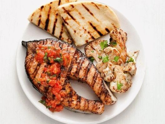 Foto di salmone grigliato con salsa di pomodoro e zenzero