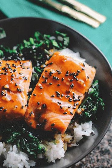 Salmone e spinaci al vapore con condimento Zu San-Bai