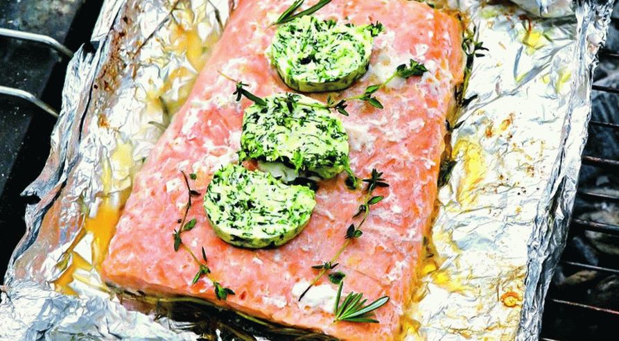 Salmone grigliato in un foglio