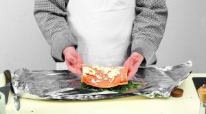 Salmone grigliato in un foglio