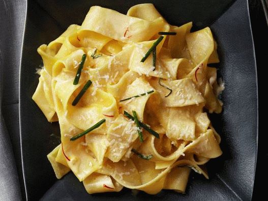 Papardelle allo zafferano per cena a lume di candela
