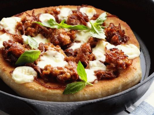 Foto del piatto - Pizza con carne macinata e marmellata di cipolle in padella