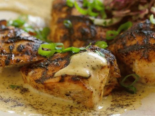 Petto di pollo in una miscela di 16 spezie alla griglia e insalata di cavolo con peperoncino