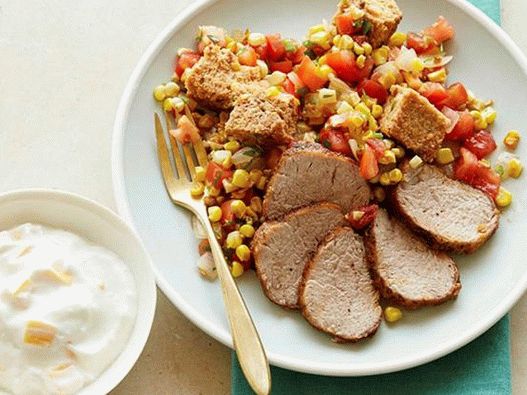 Filetto di maiale con insalata di panzanella e mais