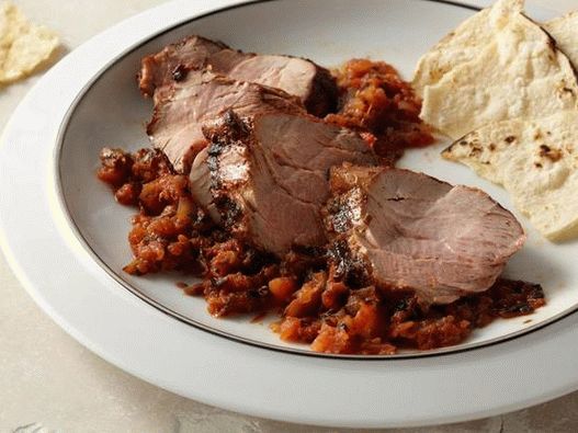 Filetto di maiale alla griglia con pomodoro al forno e salsa jalapeno