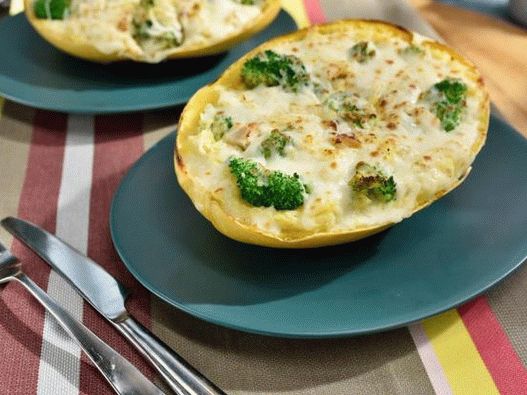 Fotografia di piatti - Spaghetti alla zucca ripieni di pollo, broccoli e formaggio