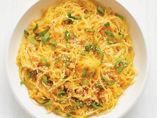 Fotografia di piatti - Spaghetti alla zucca con zenzero e cipolle verdi