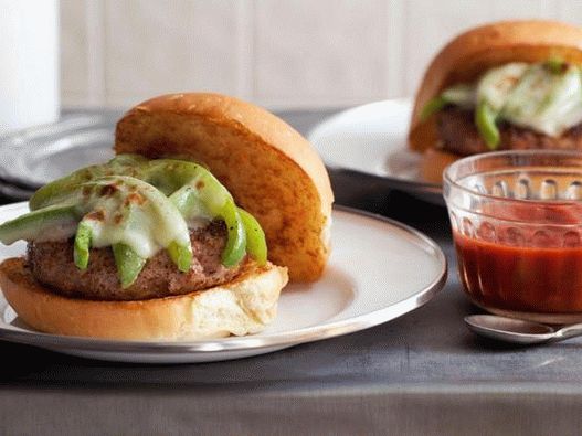 Hamburger con peperoni e salsiccia