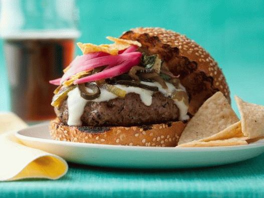 Cheeseburger con salsa di formaggio e peperoncino verde