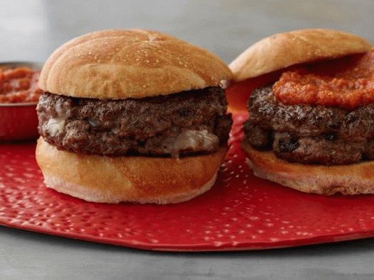 Burger dentro e fuori con pomodoro e ketchup di Worcester