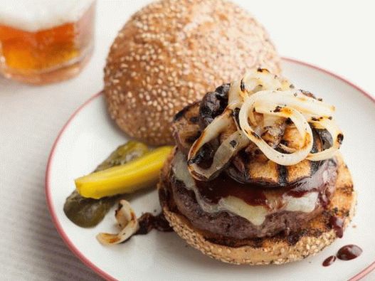 Hamburger con cotolette su una griglia di cedro