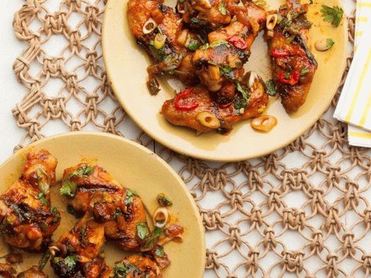 Ali di pollo grigliate affumicate con peperoncino rosso e datteri Ali di pollo grigliate affumicate con peperoncino rosso e datteri