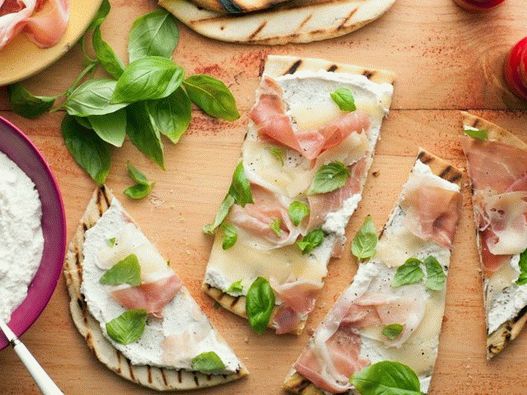 Tortilla piadina italiana con formaggio e prosciutto Tortilla piadina italiana con formaggio e prosciutto