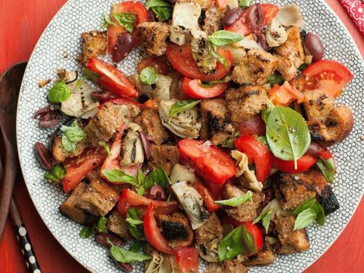 Panzanella con carciofi e pomodori Panzanella con carciofi e pomodori