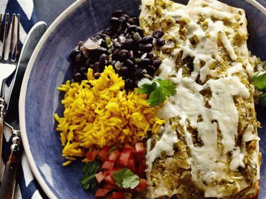 Enchiladas con pollo e contorno di riso giallo e fagioli neri