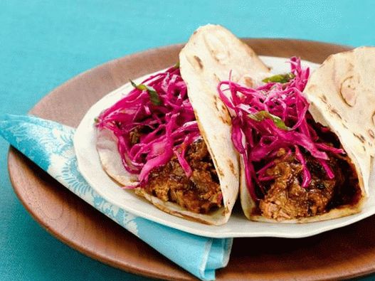 Tacos con manzo brasato e cavolo rosso