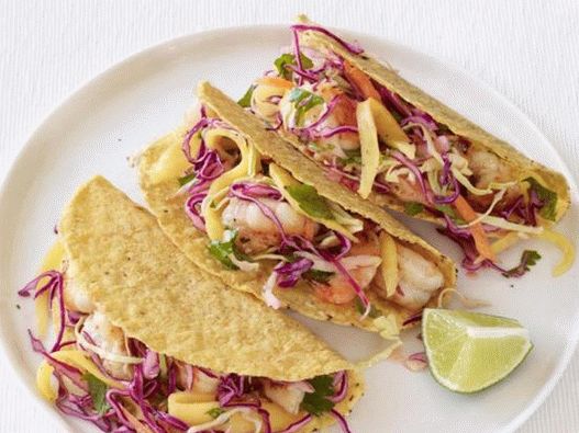 Tacos con insalata di gamberi e cavolo