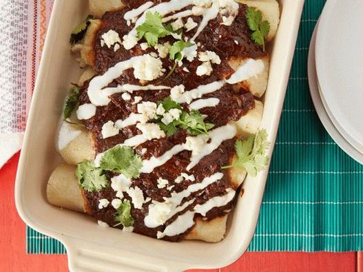 Enchiladas con pollo e salsa bianca alla talpa