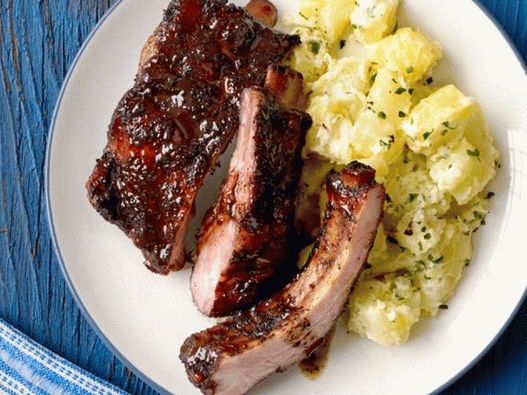 Costine di maiale in glassa di tè dolce con insalata di patate e limone