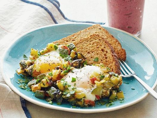 Zucchine fritte con uova e frullato di frutti di bosco e banana
