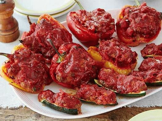 Peperoni e zucchine ripieni di tacchino al forno con salsa marinara