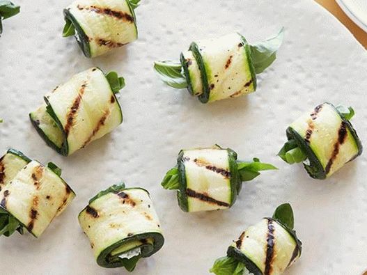 Involtini di zucchine grigliate con erbe e formaggio